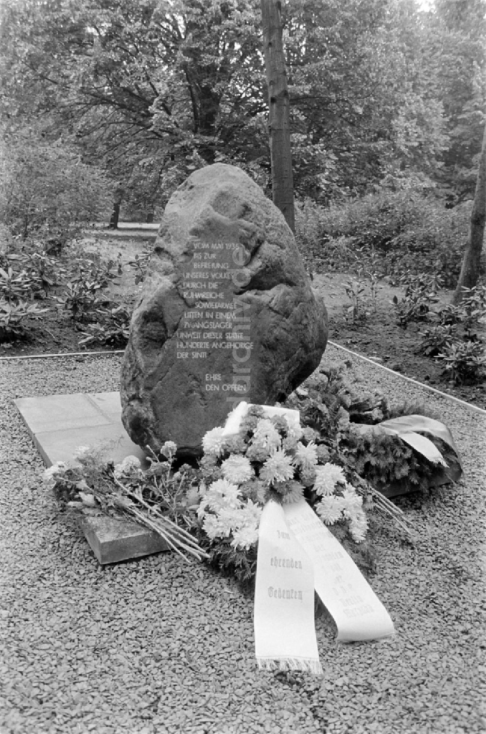 Berlin: Einweihung der Gedenkstätte für die Sinti-Opfer auf dem Marzahner Parkfriedhof in Ostberlin in der DDR