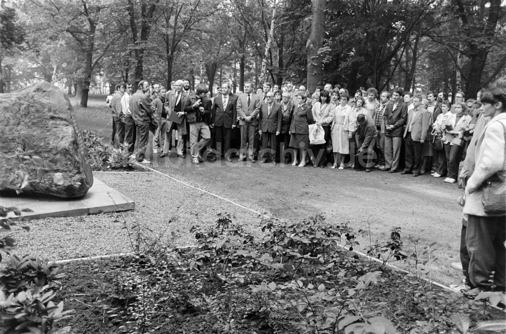 DDR-Fotoarchiv: Berlin - Einweihung der Gedenkstätte für die Sinti-Opfer auf dem Marzahner Parkfriedhof in Ostberlin in der DDR