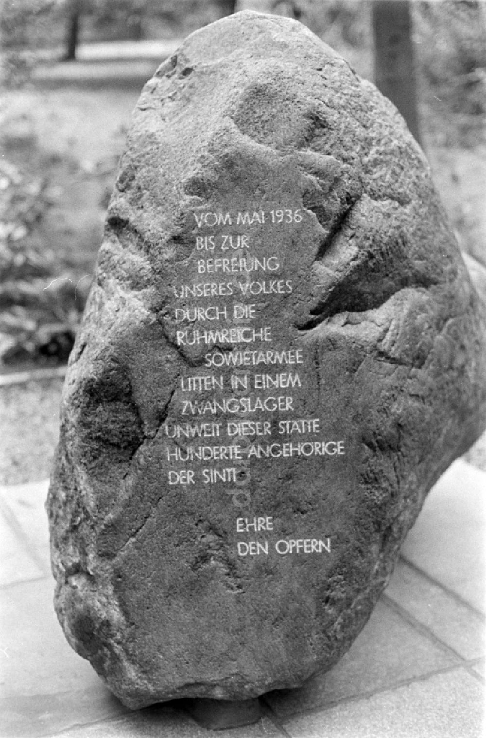 DDR-Bildarchiv: Berlin - Einweihung der Gedenkstätte für die Sinti-Opfer auf dem Marzahner Parkfriedhof in Ostberlin in der DDR
