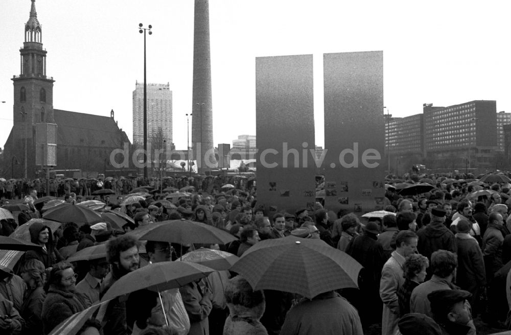 DDR-Bildarchiv: Berlin - Einweihung Marx-Engels-Forum mit Erich Honecker in Berlin in der DDR