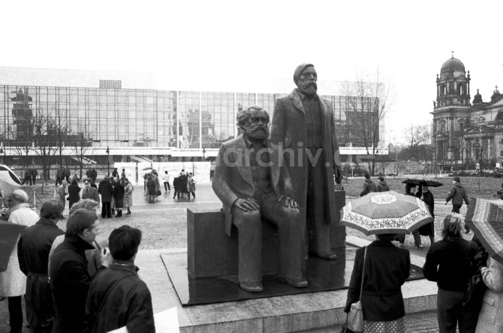 Berlin: Einweihung Marx-Engels-Forum mit Erich Honecker in Berlin in der DDR