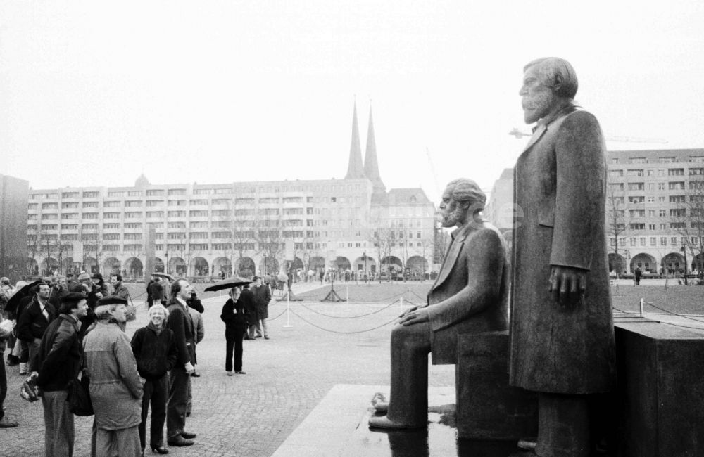 DDR-Bildarchiv: Berlin - Einweihung Marx-Engels-Forum mit Erich Honecker in Berlin in der DDR