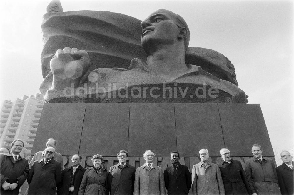 DDR-Bildarchiv: Berlin - Einweihung Thälmannpark mit Erich Honecker in Berlin