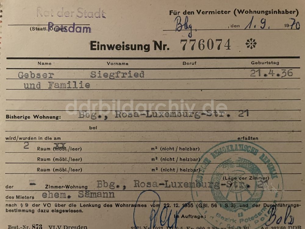 DDR-Fotoarchiv: Potsdam - Einweisungsschein für die Zuweisung von Wohnraum ausgestellt in Potsdam im Bundesland Brandenburg auf dem Gebiet der ehemaligen DDR, Deutsche Demokratische Republik