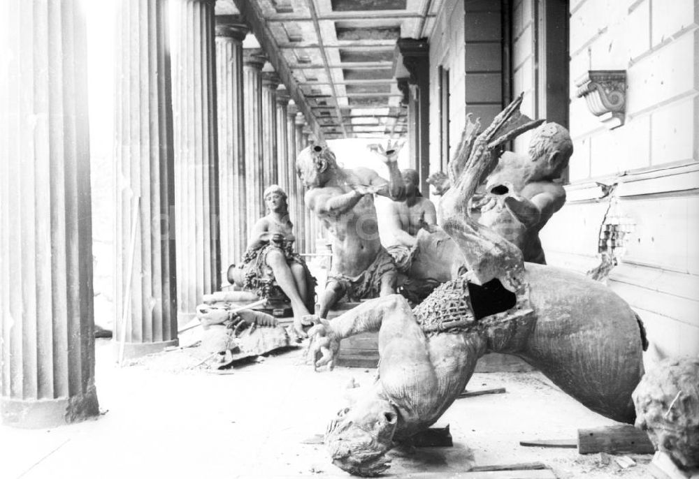 Berlin: Einzelne Figuren vom Neptunbrunnen, Berlin 1957