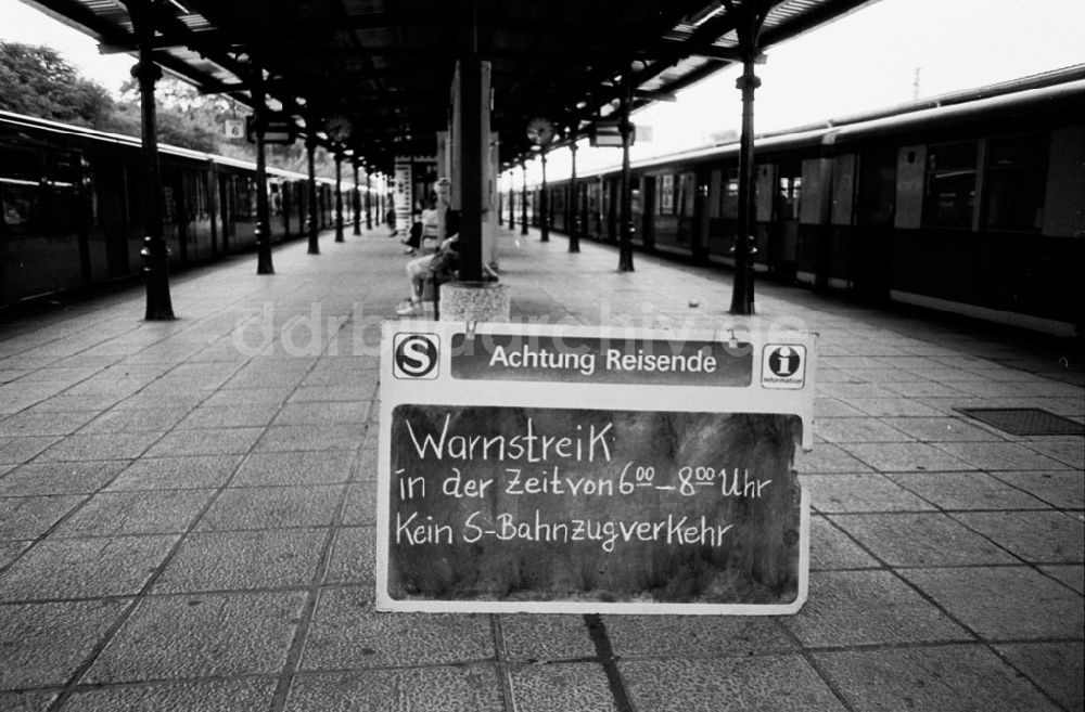 DDR-Fotoarchiv: Schöneweide - Eisenbahner-Streik Bahnhof Schöneweide Foto: Winkler Umschlagnummer: 575