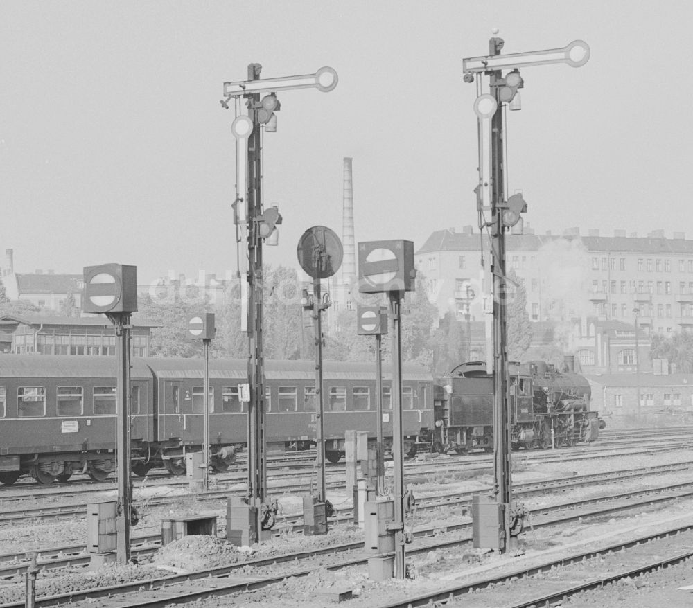 DDR-Fotoarchiv: Berlin - Lichtenberg - Eisenbahnsignale am Bahnhof Lichtenberg in Berlin - Lichtenberg