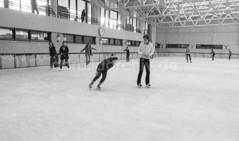 DDR-Bildarchiv: Berlin - Eislaufbahn im Sport- und Erholungszentrum (SEZ) in Berlin, der ehemaligen Hauptstadt der DDR, Deutsche Demokratische Republik