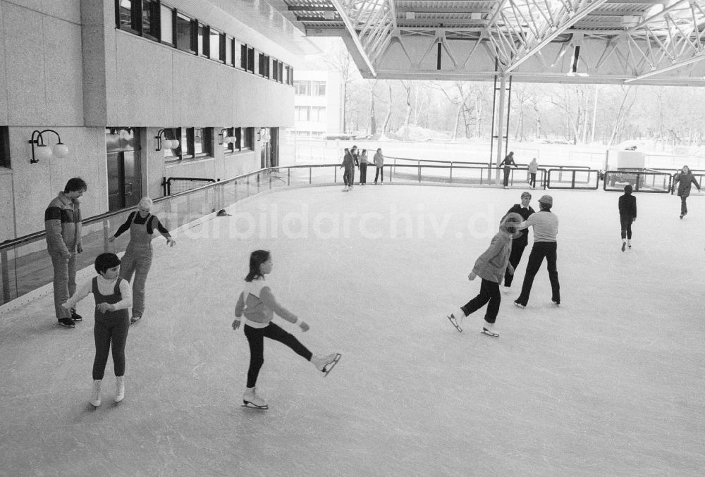Berlin: Eislaufbahn im Sport- und Erholungszentrum (SEZ) in Berlin, der ehemaligen Hauptstadt der DDR, Deutsche Demokratische Republik