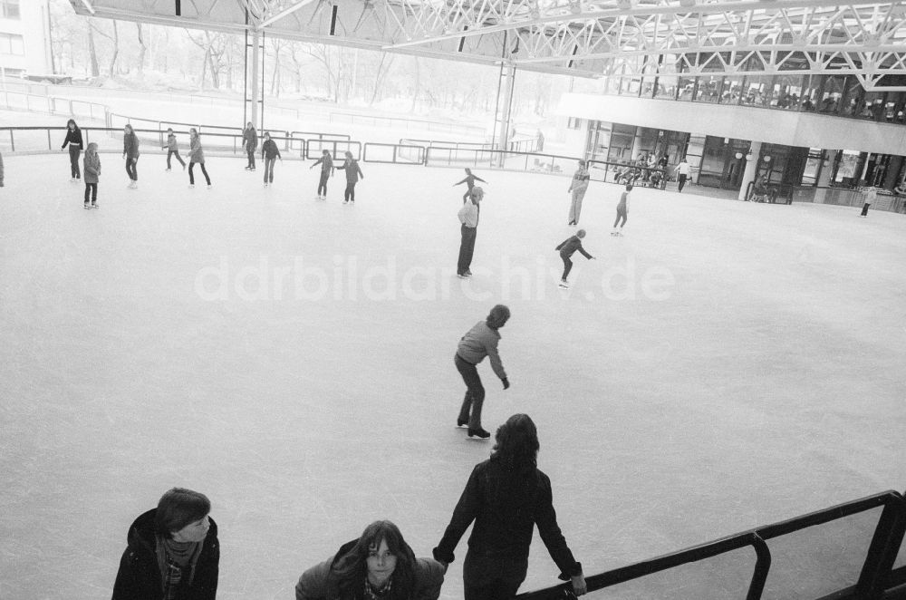 DDR-Fotoarchiv: Berlin - Eislaufbahn im Sport- und Erholungszentrum (SEZ) in Berlin, der ehemaligen Hauptstadt der DDR, Deutsche Demokratische Republik