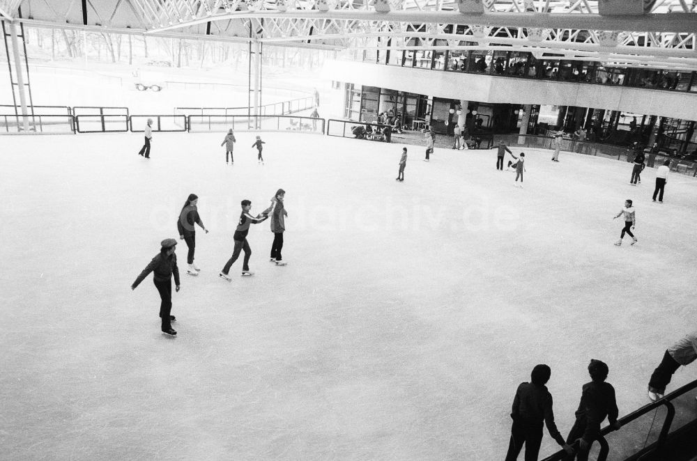 Berlin: Eislaufbahn im Sport- und Erholungszentrum (SEZ) in Berlin, der ehemaligen Hauptstadt der DDR, Deutsche Demokratische Republik