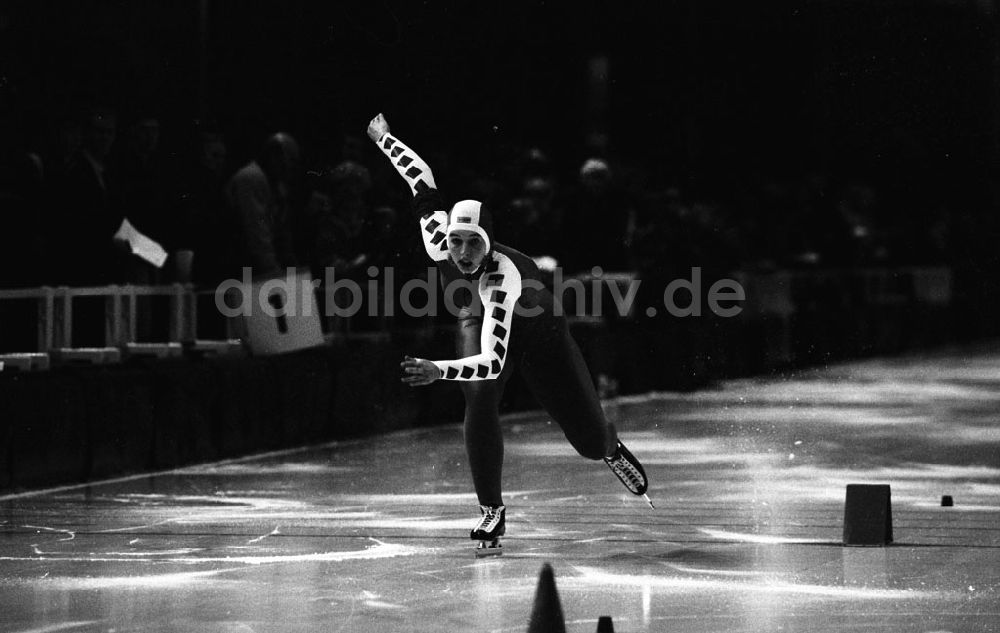 DDR-Fotoarchiv: Berlin-Hohenschönhausen - Eisschnelllaufmeisterschaften der Damen Bln. Hohenschönhausen 25.11.90 Foto: Grahn Umschlag:1477
