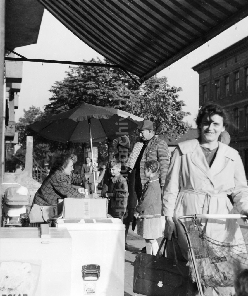 DDR-Fotoarchiv: Berlin - Eisstand auf der Straße in Berlin, der ehemaligen Hauptstadt der DDR, Deutsche Demokratische Republik