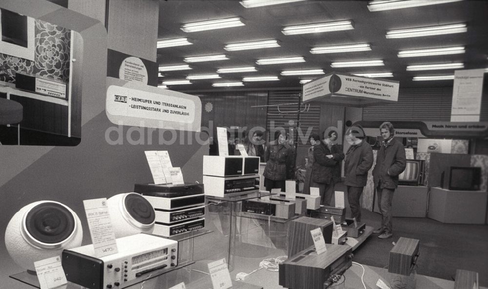 DDR-Bildarchiv: Berlin - Elektro-Abteilung des Centrum Warenhauses in Ost- Berlin werden die Produkte - wie Radios, Stereoanlagen, Lautsprecher und Plattenspieler - für die Kundschaft ausgestellt