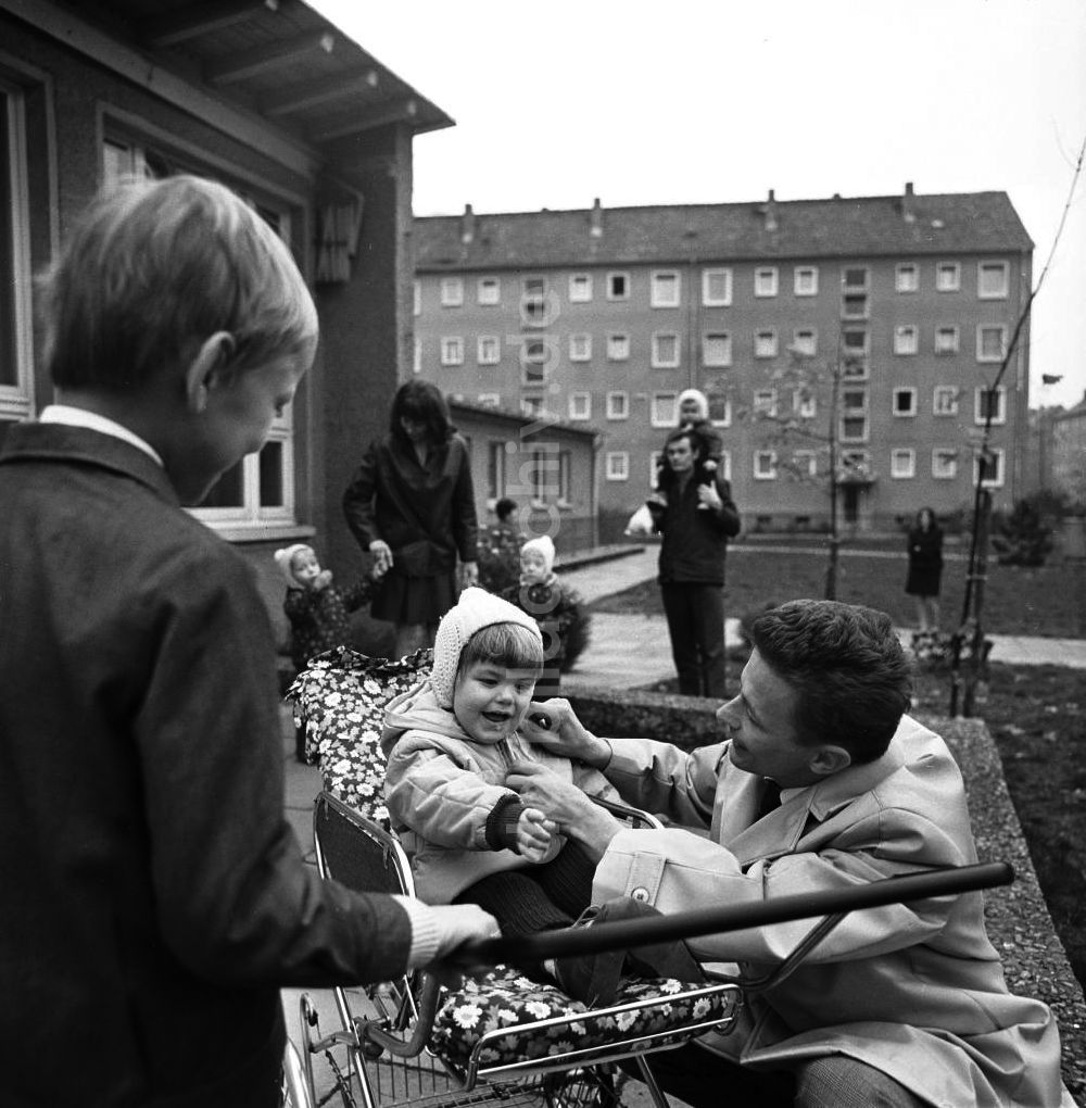 DDR-Bildarchiv: Berlin - Eltern holen ihre Kinder vom Kindergarten in Berlin ab