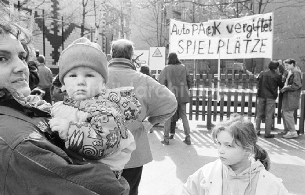 Berlin / Tiergarten: Eltern sperren vergifteten Spielplatz in Tiergarten 10.04.92 Foto: Lange Umschlag 989