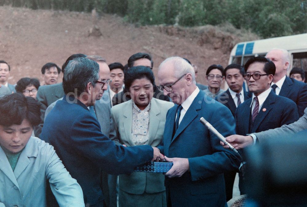 DDR-Bildarchiv: Nanjing - Empfang für Erich Honecker anläßlich des Staatsbesuches in Nanjing in China