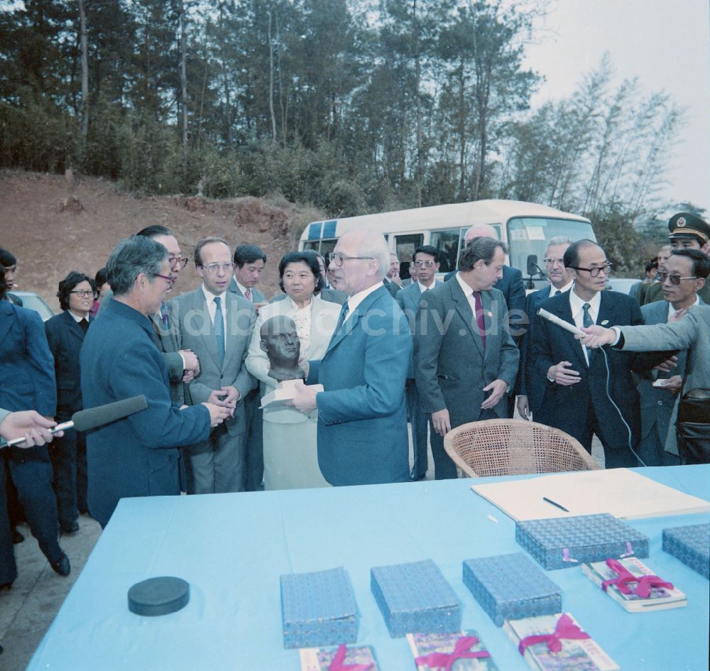 DDR-Fotoarchiv: Nanjing - Empfang für Erich Honecker anläßlich des Staatsbesuches in Nanjing in China