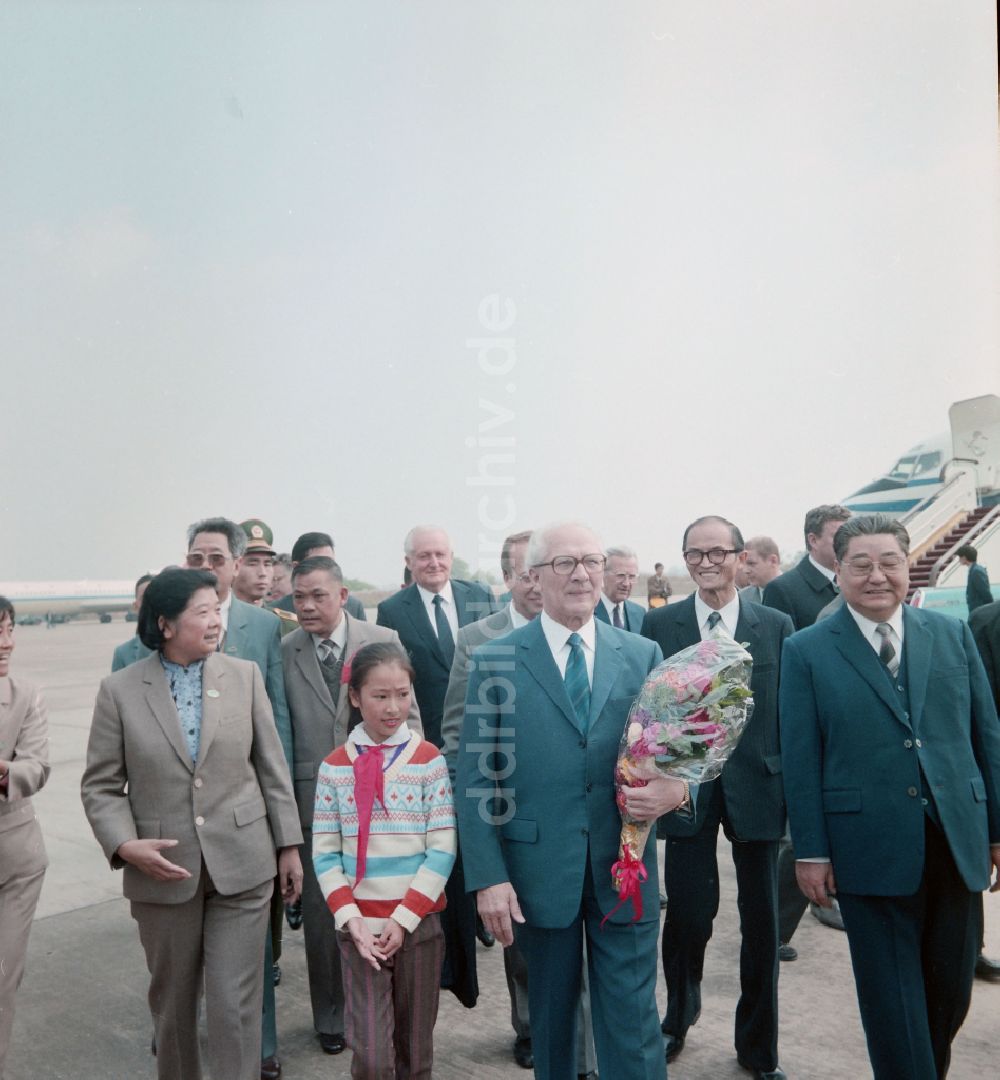DDR-Fotoarchiv: Nanjing - Empfang für Erich Honecker auf dem Flughafen in Nanjing in China