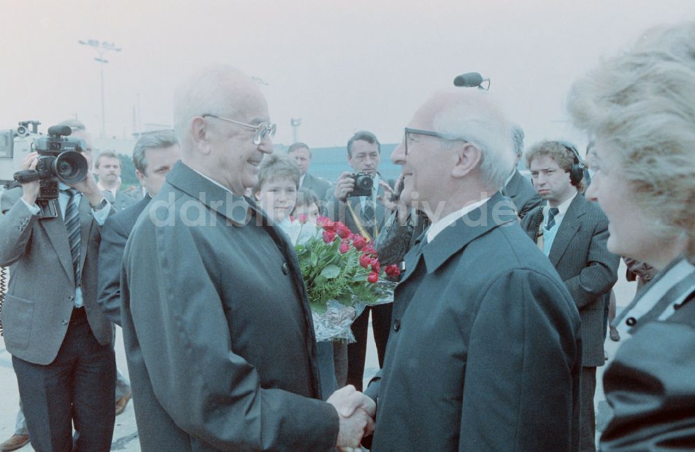 Prag: Empfang des Generalsekretärs der SED Erich Honecker durch Gustav Husak auf dem Flughafen in Prag in der CSSR