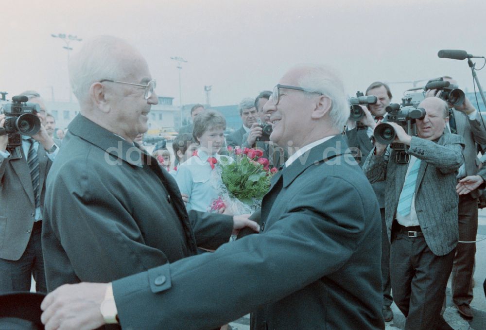 DDR-Bildarchiv: Prag - Empfang des Generalsekretärs der SED Erich Honecker durch Gustav Husak auf dem Flughafen in Prag in der CSSR