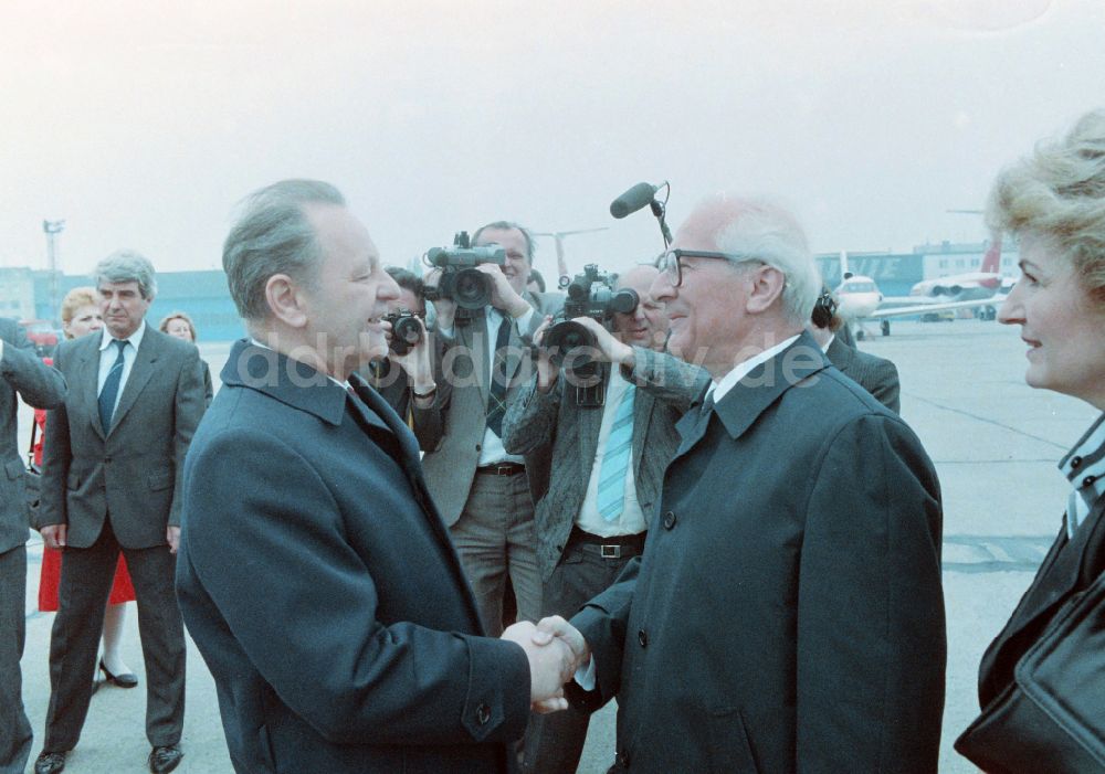 DDR-Fotoarchiv: Prag - Empfang des Generalsekretärs der SED Erich Honecker durch Milous Jakes auf dem Flughafen in Prag in der CSSR