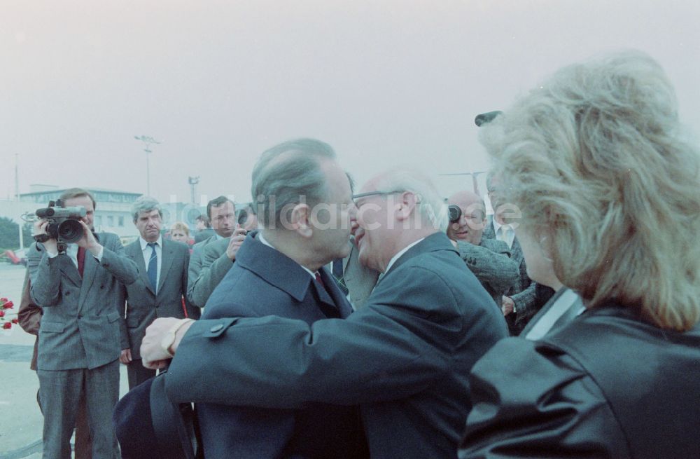 DDR-Bildarchiv: Prag - Empfang des Generalsekretärs der SED Erich Honecker durch Milous Jakes auf dem Flughafen in Prag in der CSSR