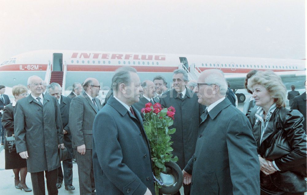 Prag: Empfang des Generalsekretärs der SED Erich Honecker durch Milous Jakes auf dem Flughafen in Prag in der CSSR
