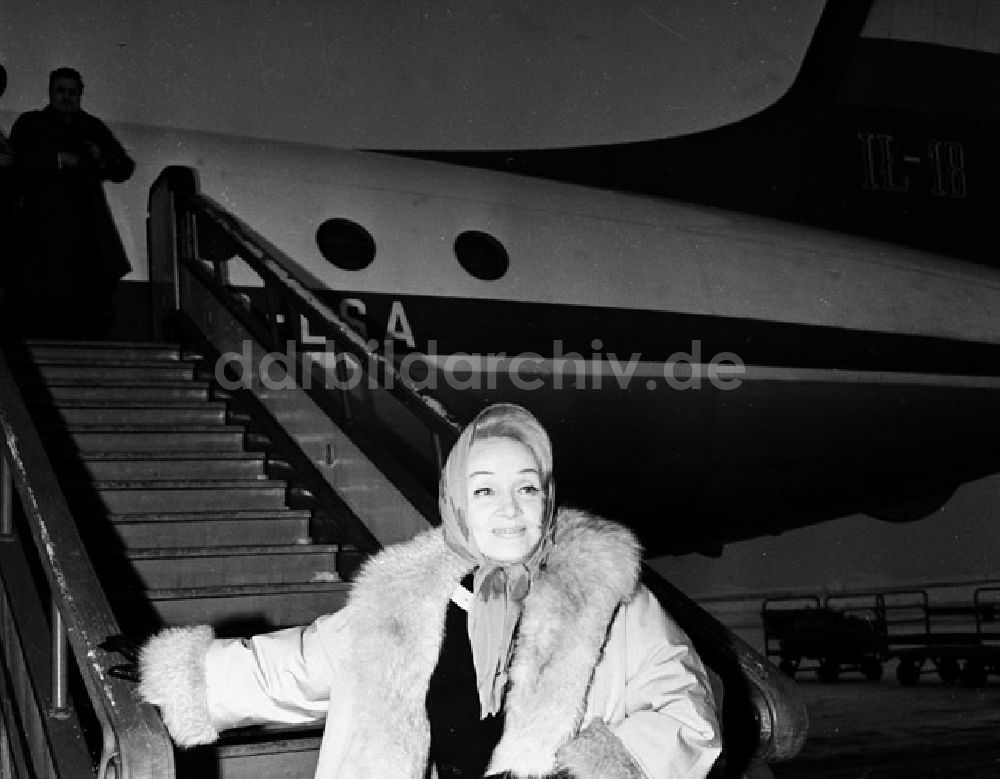 DDR-Bildarchiv: Berlin - Empfang der Marlene Dietrich auf dem Flughafen Berlin-Schönefeld
