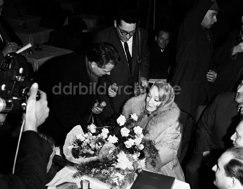 DDR-Fotoarchiv: Berlin - Empfang der Marlene Dietrich auf dem Flughafen Berlin-Schönefeld
