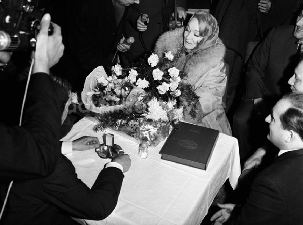 Berlin: Empfang der Marlene Dietrich auf dem Flughafen Berlin-Schönefeld