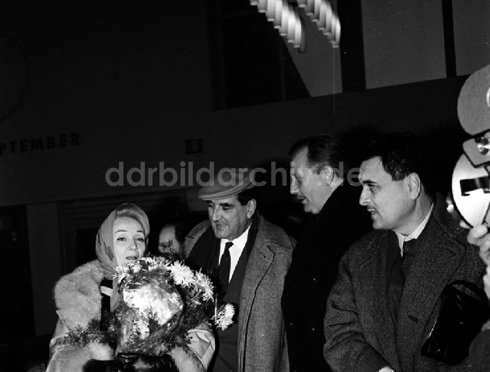 DDR-Bildarchiv: Berlin - Empfang der Marlene Dietrich auf dem Flughafen Berlin-Schönefeld