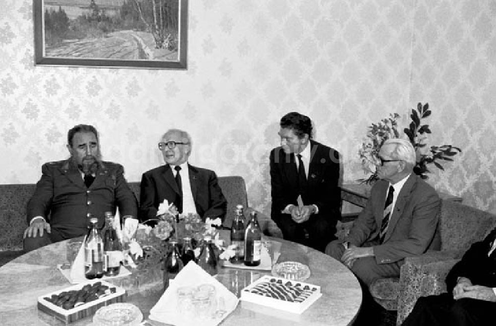 DDR-Bildarchiv: Moskau - 1986 Ereignisse, Kongresse, Empfänge, Ausstellungen u.s.w. mit E