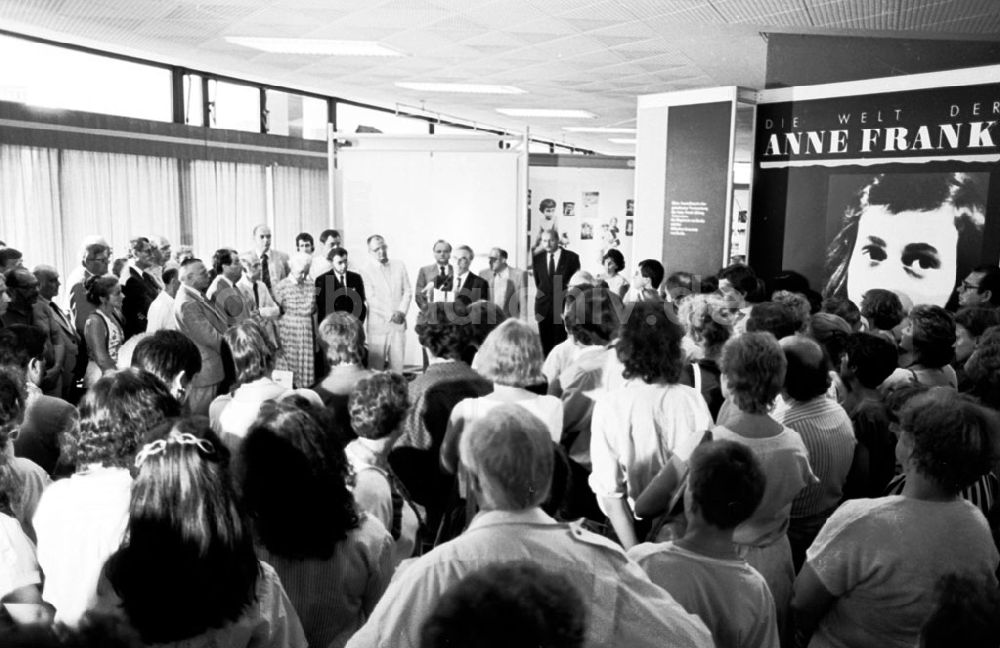 DDR-Fotoarchiv: Berlin-Mitte - Eröffnung Anne Frank - Ausstellung am Fernsehturm 07.07.89 Foto: Grahn Umschlag 0817
