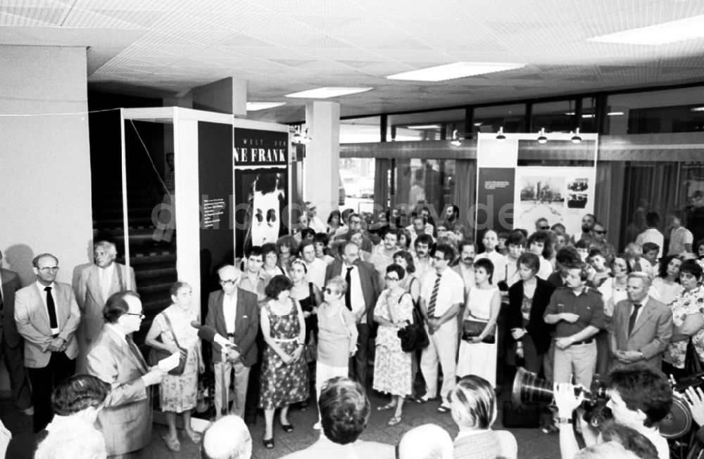 Berlin-Mitte: Eröffnung Anne Frank - Ausstellung am Fernsehturm 07.07.89 Foto: Grahn Umschlag 0817