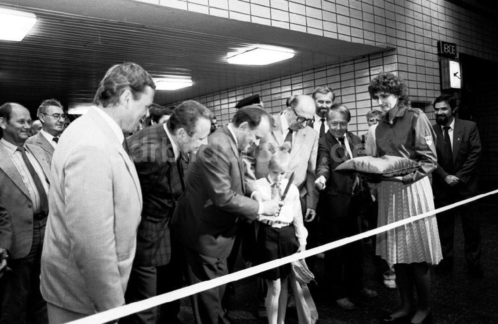 DDR-Fotoarchiv: Berlin - Eröffnung der U-Bahnlinie E, in Anwesenheit von Minister Arndt, Genossen Schabowski und Krack 30