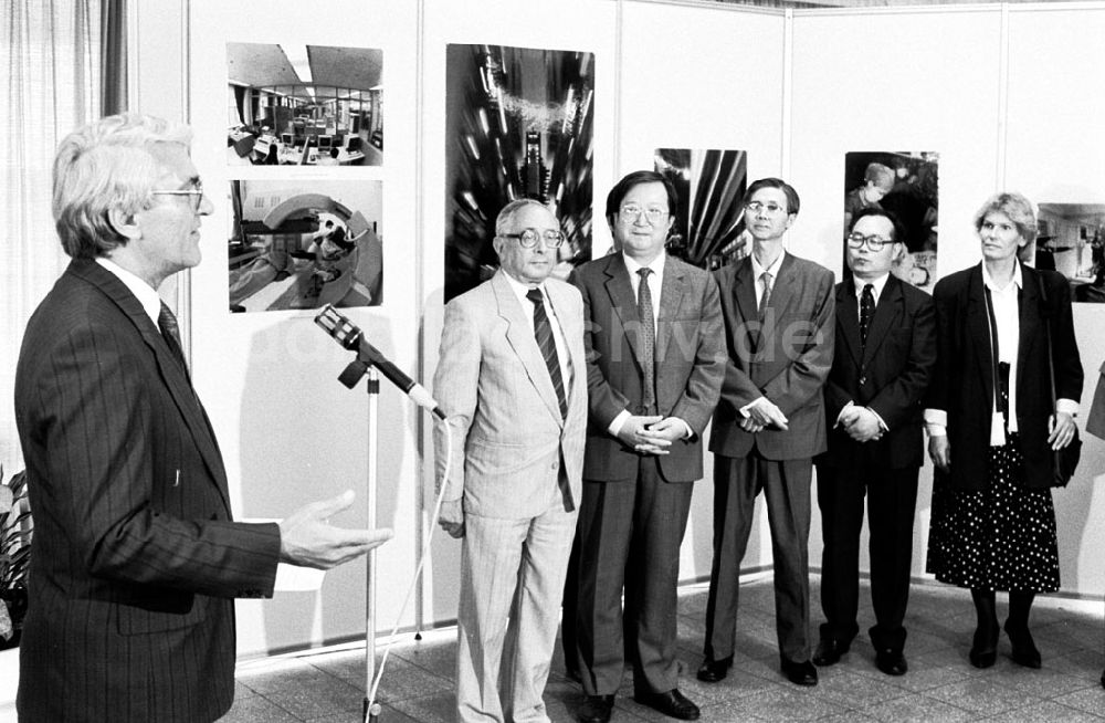 DDR-Fotoarchiv: Berlin-Mitte - Eröffnung der ersten Fotoausstellung der chinesischen Nachrichten- und Bildagentur ANA am Fernsehturm 20