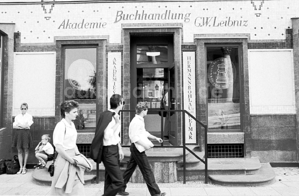DDR-Fotoarchiv: Berlin-Mitte - Eröffnung der Leibnitz- Buchhandlung am Platz der Akademie 26.06.89 Foto: Grahn Umschlag 0770