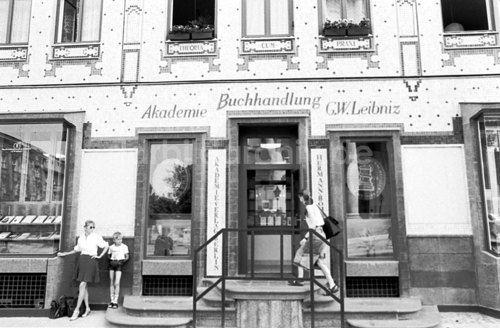 Berlin-Mitte: Eröffnung der Leibnitz- Buchhandlung am Platz der Akademie 26.06.89 Foto: Grahn Umschlag 0770