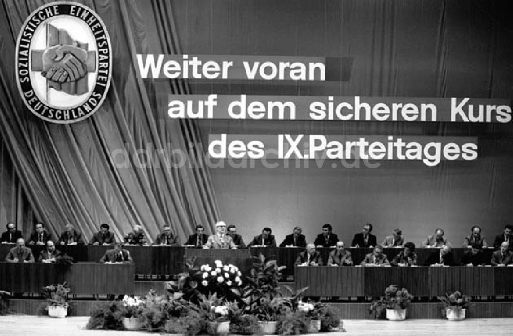 Dresden: Eröffnung des Parteilehrjahres im Kulturpalast in Dresden mit Erich Honecker Foto: Schönfeld