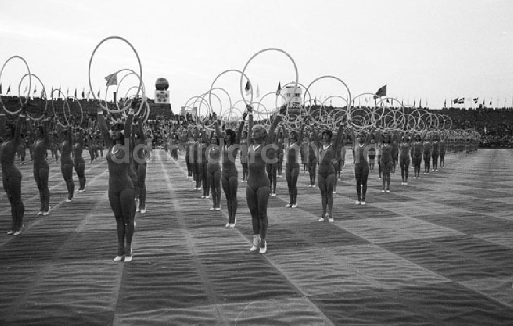 DDR-Fotoarchiv: Berlin - Eröffnungsveranstaltung Jugend Weltfestspiele im Stadion der Weltjugend. Foto: Lange