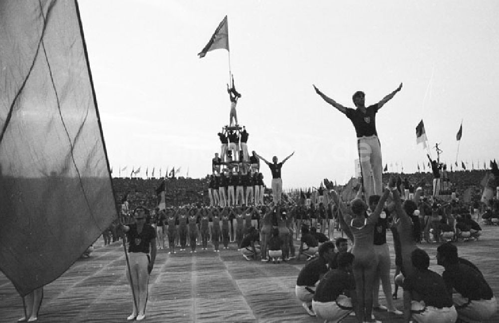 DDR-Bildarchiv: Berlin - Eröffnungsveranstaltung Jugend Weltfestspiele im Stadion der Weltjugend. Foto: Lange