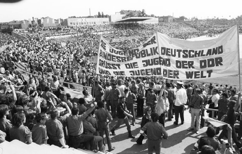 DDR-Fotoarchiv: Berlin Mitte - Eröffnungsveranstaltung Jugend-Weltfestspiele Stadion der Weltjugend Foto: Schönfeld Foto-Tasche: 744