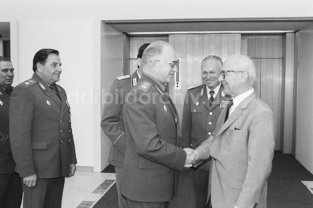 DDR-Fotoarchiv: Berlin - Erich Honecker begrüßt Abgeordnete des Militärrates der Vereinten Streitkräfte der Teilnehmerstaaten des Warschauer Vertrages in Berlin, der ehemaligen Hauptstadt der DDR, Deutsche Demokratische Republik