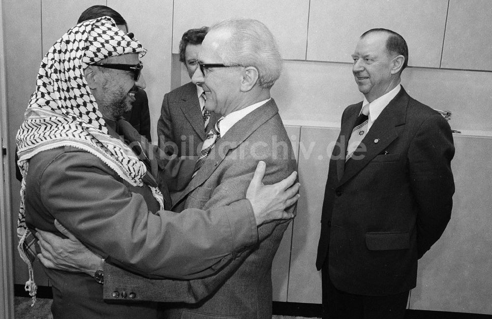 DDR-Fotoarchiv: Berlin - Erich Honecker (1912 -1994) begrüßt Jassir Arafat (1929 - 2004) in Berlin, der ehemaligen Hauptstadt der DDR, Deutsche Demokratische Republik