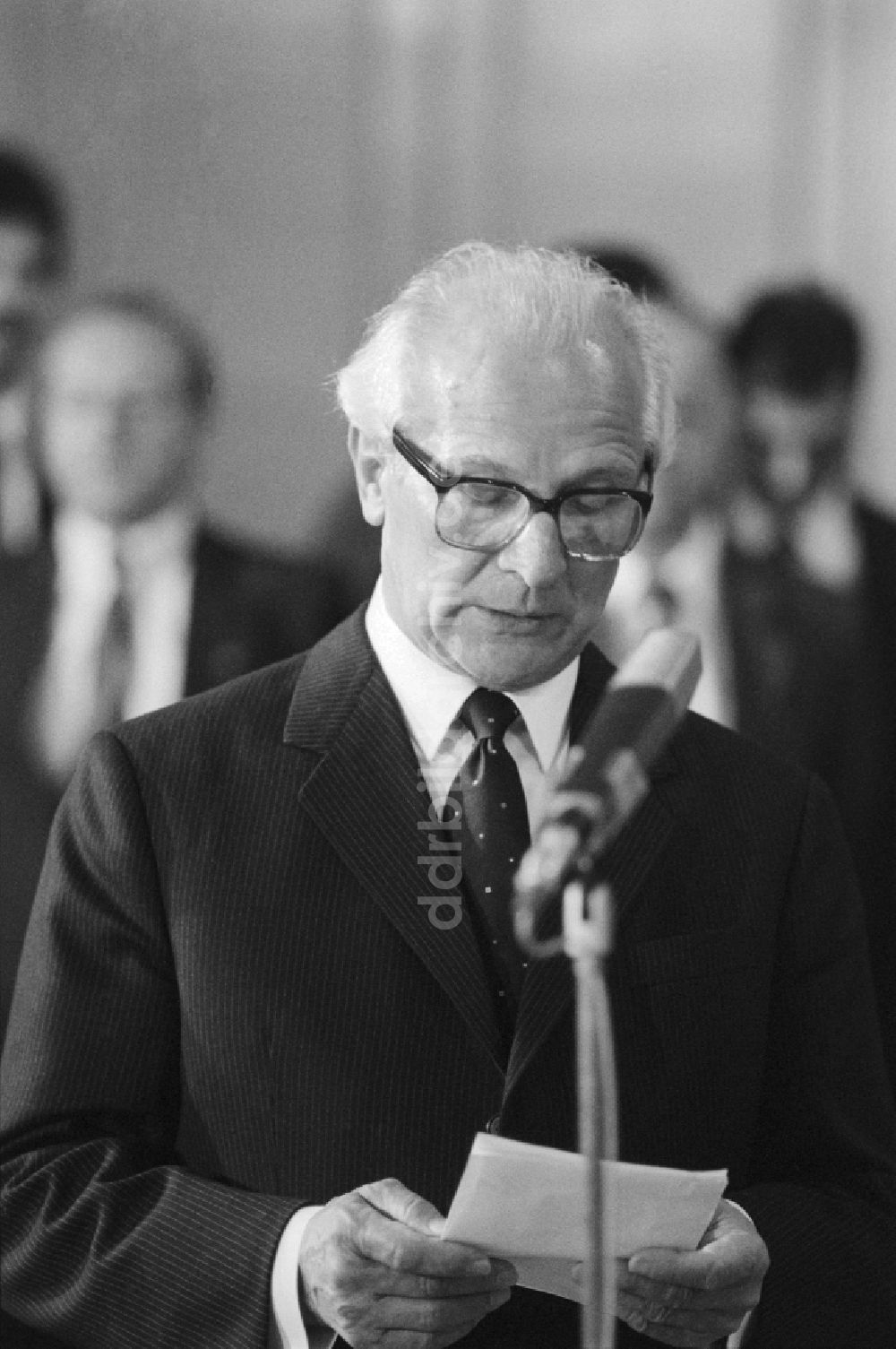 DDR-Bildarchiv: Prag - Erich Honecker (1912 - 1994) bei einem Staatsbesuch in Prag in der CSSR / Tschechische Republik