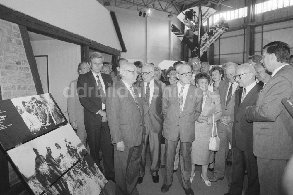Markkleeberg: Erich Honecker (1912 - 1994) bei der Eröffnung der Landwirtschaftsausstellung AGRA 89 in Markkleeberg in Sachsen in der DDR
