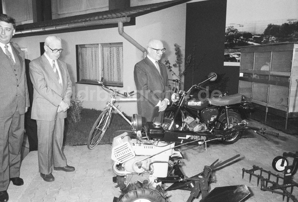 DDR-Fotoarchiv: Markkleeberg - Erich Honecker (1912 - 1994) bei der Eröffnung der Landwirtschaftsausstellung AGRA 89 in Markkleeberg in Sachsen in der DDR