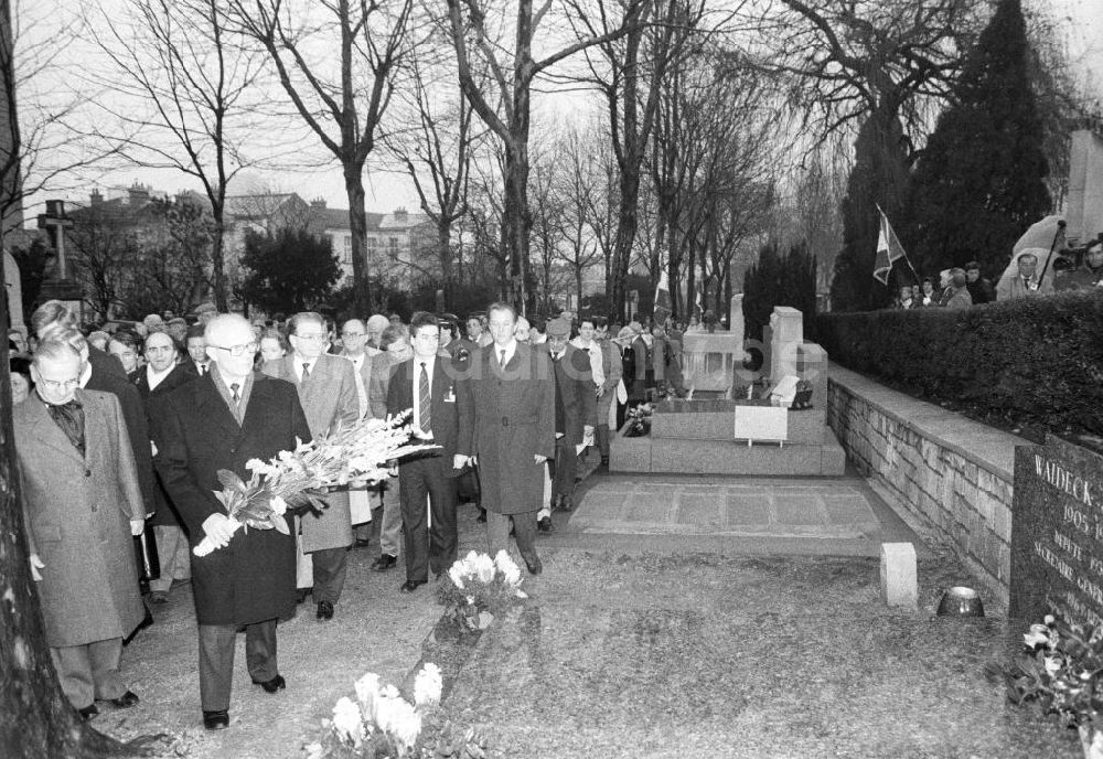 Paris: Erich Honecker bei Kranzniederlegung auf dem Friedhof Pere Lachaise in Frankreich-Paris