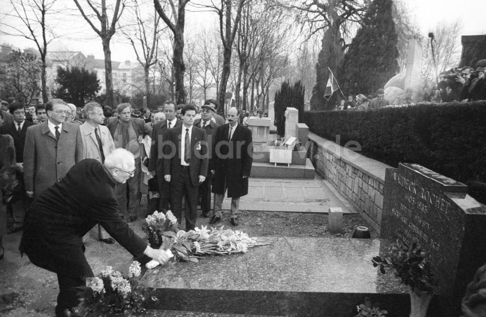DDR-Bildarchiv: Paris - Erich Honecker bei Kranzniederlegung auf dem Friedhof Pere Lachaise in Frankreich-Paris